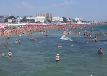 Ce vor păți turiștii care intră în mare când este arborat steagul roșu. Anuntul lui Raed Arafat