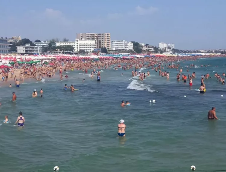 Ce vor păți turiștii care intră în mare când este arborat steagul roșu. Anuntul lui Raed Arafat