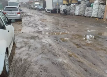 Un bărbat în vârstă de 42 de ani a venit acasă după o zi de muncă şi a început să discute cu soţia despre fiica lor de doar 15 ani. Din vorbă în vorbă, femeia s-a destăinuit şi i-a spus cel mai mare secret al fiicei lor