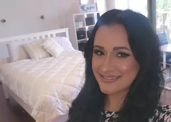 Tânăra din imagine și-a scos la chirie… jumătate de pat! Cât costă să dormi cu ea, în fiecare noapte, timp de o lună