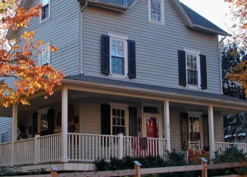 Soțul ei își găsise amantă și a divorțat de ea, a angajat un avocat scump și casa i-a rămas lui. Dar când bărbatul a intrat în casă cu noua soție, au rămas șocați de ce le lăsase fosta stăpână! Uite ce făcuse femeia înșelată…