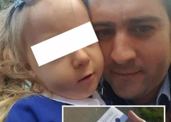 Ionut traieste in Anglia. În prima zi de școală, când și-a dus fetița, barbatul a primit un șervețel, un ceai și un bilet. Ce îi scrisese învățătoarea