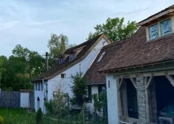 Satul din România unde casele se vând cu 2000 de lei. Imaginile sunt de vis aici și ești foarte aproape de Sibiu