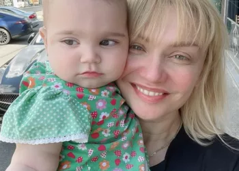 Cristina Cioran a rămas singură să își crească fetița. Nu vrea ajutorul fostului iubit. Alex Dobrescu e acum într-o relație cu o fată de 20 de ani: „Pentru bine copilașului există …”