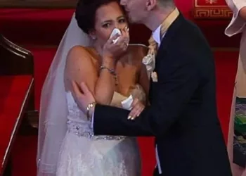 Erau în biserică, se căsătoreau, când mirele a întrerupt totul și i-a spus preotului să se oprească. S-a întors cu spatele la el, dar când a văzut și mireasa ce era acolo, a început să plângă în hohote. Nimeni nu-și putea imagina ce a urmat…