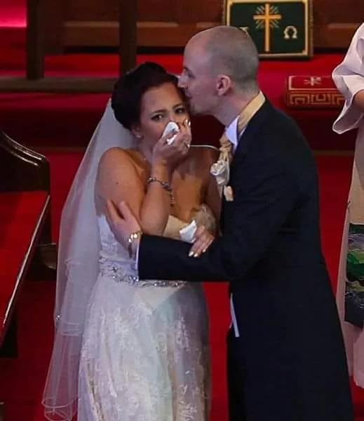 Erau în biserică, se căsătoreau, când mirele a întrerupt totul și i-a spus preotului să se oprească. S-a întors cu spatele la el, dar când a văzut și mireasa ce era acolo, a început să plângă în hohote. Nimeni nu-și putea imagina ce a urmat…