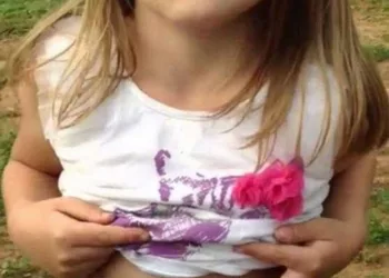 Fetita s-a plâns de dureri de burtă în timpul orelor. Profesorul a trimis-o la cabinetul medical. Descoperirea șocantă făcută de medici. Ce au găsit în burta micuței