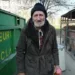 O tânără din Galați a mers la ghenă, să lase gunoiul, iar acest bătrân i-a ieșit în cale. Tremurând, a întrebat-o pe fată dacă are niște mărunțiș, să-și ia și el o cafea caldă: „Nu mirosea a alcool, mi-a stârnit o milă cumplită” A urcat apoi până-n casă și i-a adus și un borcan de zacuscă. Când l-a întrebat cine e și de ce stă în frig, a aflat ceva..