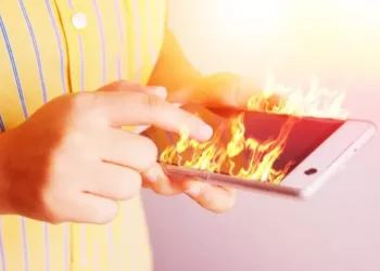 Pui telefonul la încărcat noaptea, când dormi? RENUNŢĂ la acest obicei! Viaţa ta ar putea fi în pericol