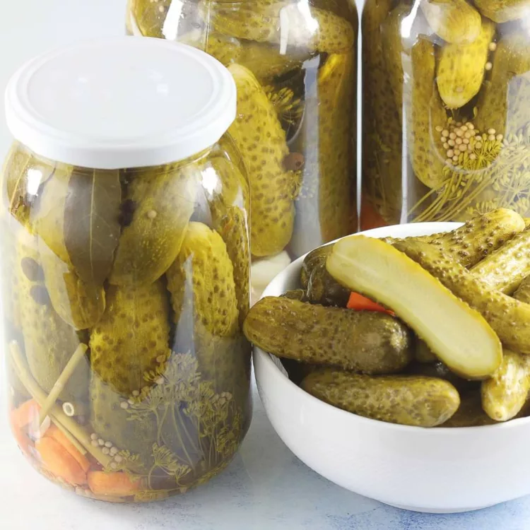 Ce trebuie sa pui în borcanele cu castraveți ca să nu se înmoaie.