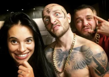 A fost distrus dupa despartirea de Livia, dar adevaratul soc acum l-a primit! Fosta sotie se iubeste cu cel mai bun prieten al lui , cavalerul de onoare la nunta.