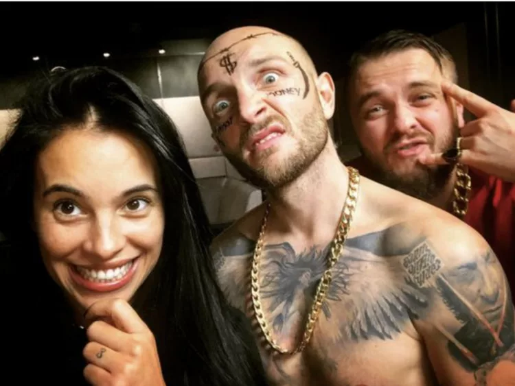 A fost distrus dupa despartirea de Livia, dar adevaratul soc acum l-a primit! Fosta sotie se iubeste cu cel mai bun prieten al lui , cavalerul de onoare la nunta.