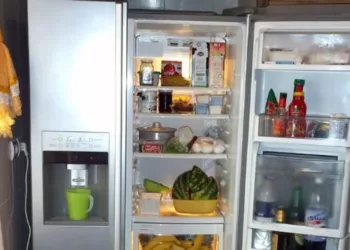 De ce să pui o linguriță de sare în frigiderul tău? Trucul care îți va face viața mult mai ușoară în bucătărie