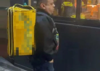 „Alo, comanda! Comanda nouă!”, incerca sa strige omul la geam. Cand casierita a deschis si a vazut cine e nu i-a venit sa creada. Ce au facut cei de la restaurant apoi