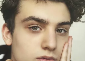 Il recunosti? Tatal lui a fost o senzatie in muzica romaneasca a anilor ’90, iar azi fiul a hotarat sa ii calce pe urme. Cum i-a cerut voie tatălului său