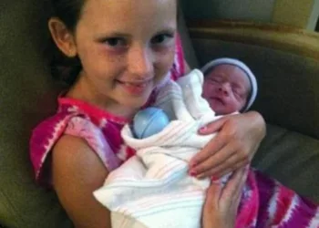 EA MAI CURAJOASĂ FETIȚĂ! La numai 8 ani, a adus un baiețel pe lume: