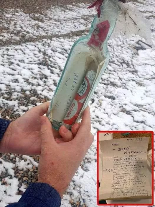 Pe 20 iulie 1979, o tânără de 16 ani din Iași a scris un bilețel, l-a băgat într-o sticlă și a aruncat sticla în Marea Neagră. După 41 de ani, un bărbat a găsit sticla respectivă, pe o plajă din Mamaia. Ireal ce scria în bilețelul din sticlă: