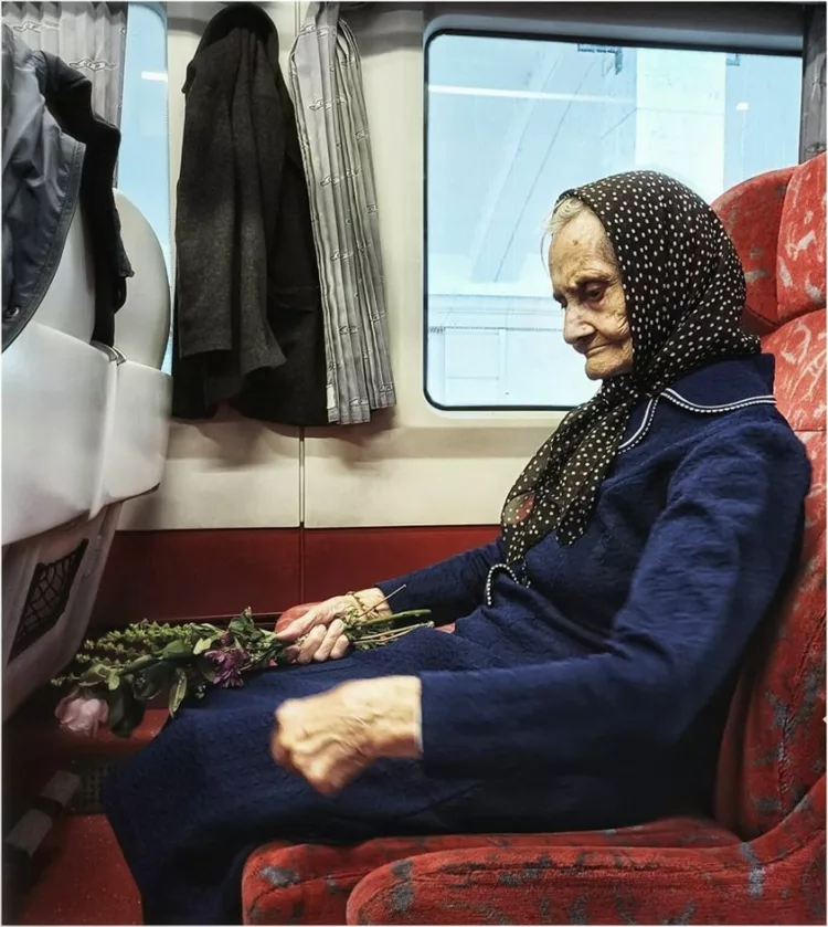 „Bătrâna și-a pus plasa lângă picior și haina groasă pe cuier. Doar busuiocul îl ținea ca atunci când a intrat în vagon…”. Cine era bunica și ce s-a întâmplat în tren