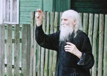 „Preotul din sat m-a învățat să fac trei lucruri în fiecare zi, când plec de acasă” . Sunt sfaturi iti pot schimba viata