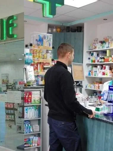 Un doctor se oprește la farmacia din cartier pentru o scurtă aprovizionare. Fără să vrea, asistă la o discuție chiar despre el