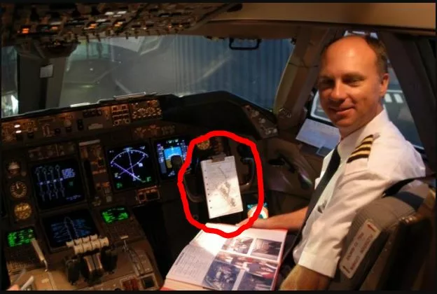 Necunoscuta le oferă plângând o cutie cu fursecuri piloţilor. Ei le mănâncă bucuroşi, până când citesc biletul din interior şi rămân înmărmuriţi: „Stimați domni…”