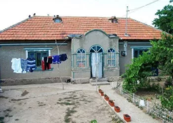 Ghici cine a locuit 9 ani in aceasta casa din chirpici. Pont: e sportiv roman si numele lui e cunoscut in toata lumea!