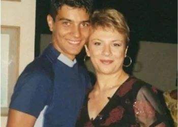 Îl recunoști? Acum 17 ani se fotografia cu Teo Trandafir și nu îl cunoștea nimeni. S-A SCHIMBAT TOTAL! Acum e ditamai VEDETA