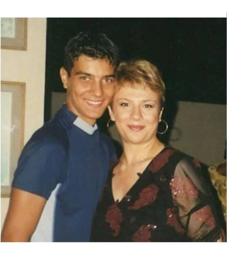 Îl recunoști? Acum 17 ani se fotografia cu Teo Trandafir și nu îl cunoștea nimeni. S-A SCHIMBAT TOTAL! Acum e ditamai VEDETA