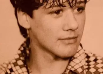 Nu ai cum să-l recunoști! Azi e celebru în România și are milioane de fani