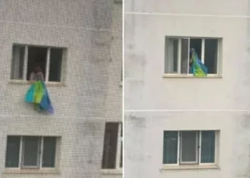 O femeie din Bacău și-a scuturat cearșaful, ziua-n amiaza mare, chiar pe geamul apartamentului său. Un vecin care stătea vizavi a prins fapta și a postat fotografiile pe Internet pentru a o face de râs: „Nesimțirea unora”. Uite ce s-a întâmplat câteva minute mai târziu