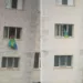 O femeie din Bacău și-a scuturat cearșaful, ziua-n amiaza mare, chiar pe geamul apartamentului său. Un vecin care stătea vizavi a prins fapta și a postat fotografiile pe Internet pentru a o face de râs: „Nesimțirea unora”. Uite ce s-a întâmplat câteva minute mai târziu