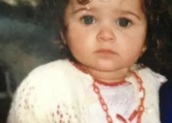 O recunoști după privirea inocentă și zâmbetul poznaș?