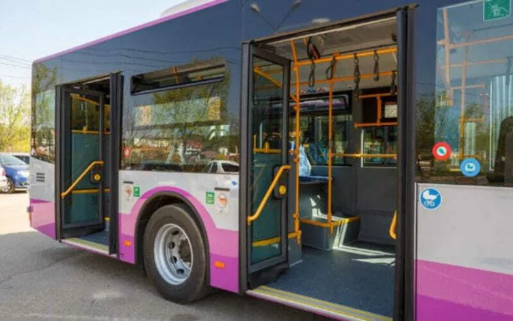 Mergeam aseară în autobuz. Mi-am luat bilet, mi-am pus căștile și merg. Dintr-o dată prin căști aud foarte clar țipete și suspine… Toți pasagerii s-au întors spre scaunele din spate, iar acolo… Mi s-a rupt sufletul: