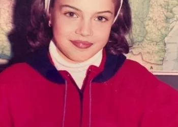 Sigur n-o recunosti! A copilarit la „coada vacii”, dar nu ii e rusine sa recunoasca