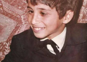 Ghicești cine e azi băiețelul din poză? Îndrăgitul artist român suferea de strabism în copilărie „Nu vă uitați la ochi. Aveam atenție distributivă!”, a glumit el acum.