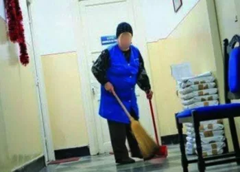 „Sunt femeia de serviciu de la scoala unde învață comoara mea. Într-o zi, colegii i-au aruncat penarul în gunoi si au zis că oricum vine mama ta să arunce gunoiul. M-am enervat foarte tare și m-am dus în clasă”. Ce a făcut femeia în acel moment, toți au rămas mască