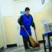 „Sunt femeia de serviciu de la scoala unde învață comoara mea. Într-o zi, colegii i-au aruncat penarul în gunoi si au zis că oricum vine mama ta să arunce gunoiul. M-am enervat foarte tare și m-am dus în clasă”. Ce a făcut femeia în acel moment, toți au rămas mască