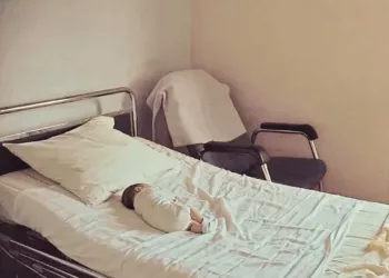 Mama și-a lăsat copilul de doar un a într-o casă părăsită, dar după zece ani se întoarce acolo și spune: „Sunt eu, vreau să vorbesc cu…”