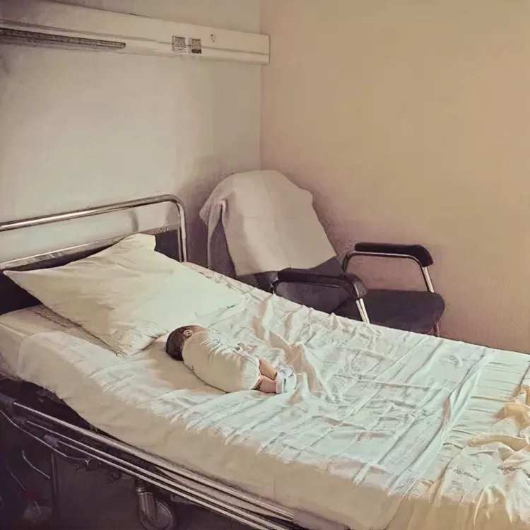 Mama și-a lăsat copilul de doar un a într-o casă părăsită, dar după zece ani se întoarce acolo și spune: „Sunt eu, vreau să vorbesc cu…”