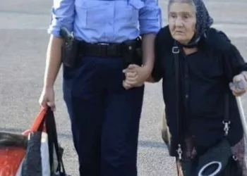 Oana a ajutat într-o zi o bătrânică să treacă strada, dar puțini se așteptau la ce a urmat! Ce a pățit apoi polițista