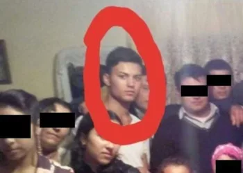 Îl recunoşti? Bărbatul din imagine a ajuns acum idolul femeilor şi face mii de euro din melodiile sale