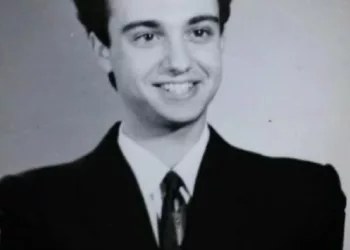 Recunoașteți artistul iubit de milioane de romani in anii ’90? Cu muzica lui s-au vindecat oameni pe patul de spital