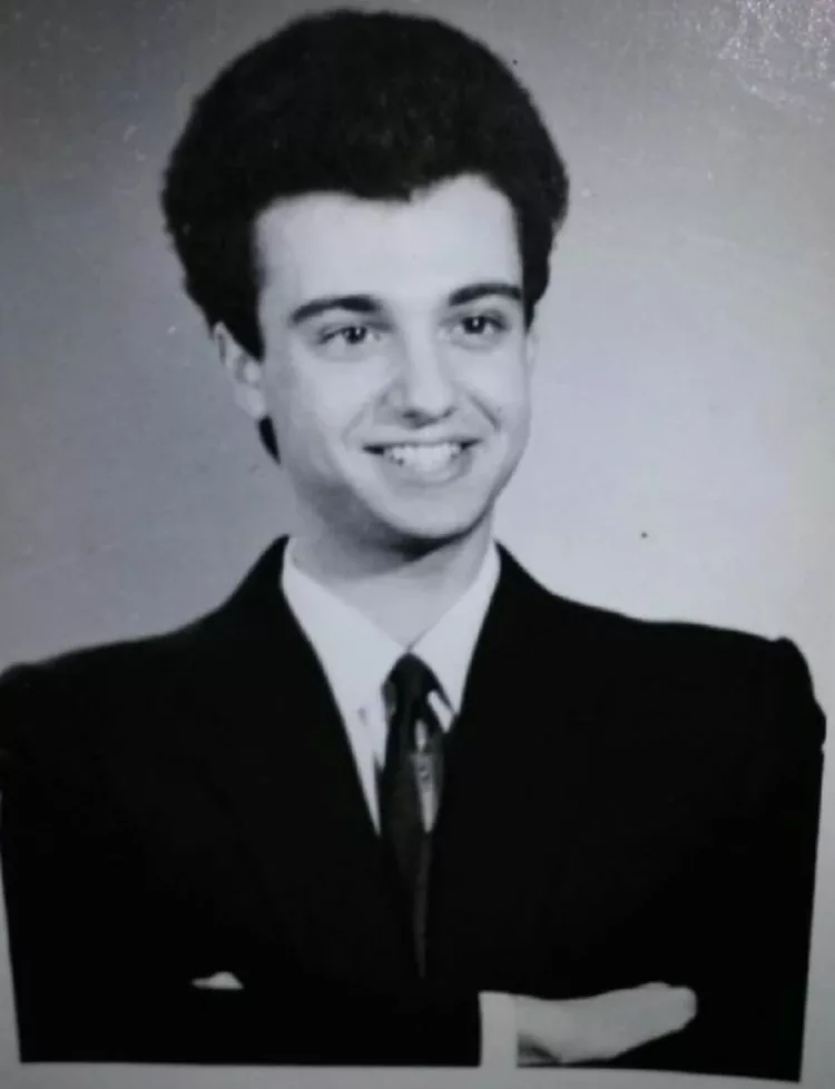 Recunoașteți artistul iubit de milioane de romani in anii ’90? Cu muzica lui s-au vindecat oameni pe patul de spital