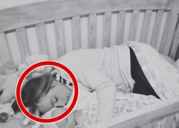 Și-a văzut soția în pătuț cu fiica atunci când a venit acasă. În acel moment a descoperit adevărul șocant