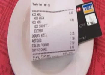 A cumpărat mâncare pentru doi copii ai străzii care mureau de foame. Când a văzut ce i-a scris chelnerul pe nota de plată a izbucnit în lacrimi! Nouă nu ne vine să credem… cum a putut să facă așa ceva