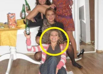 O recunoști? Cu bere în mână, tolănită pe jos, vedeta noastră era la o petrecere. Acum e cunoscută în toată țara: