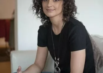 O româncă de 35 de ani a venit în România, după ce a trăit 16 ani în Spania. Tânăra a mers la un interviu de angajare, iar bărbatul care-i punea întrebări a început să flirteze cu ea. Acesta regretă și acum… incredibil cum l-a pus la punct