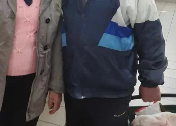 “Acești doi bătrâni, mi-au rupt sufletul, erau într-un supermarket, și-au cumpărat doar o pulpă de pui, și, bărbatul îi spunea soției, încet, ca să nu îi audă cineva: «Lasă, tu o să mănânci partea aia mai cu carne, mie să îmi dai partea aia cu os și mult sos, dar să o gătești duminică, nu mâine…!». Aveau doar 10 lei toți banii, credeau că trebuie să plătească la raionul de cărnuri. M-am dus lângă ei..