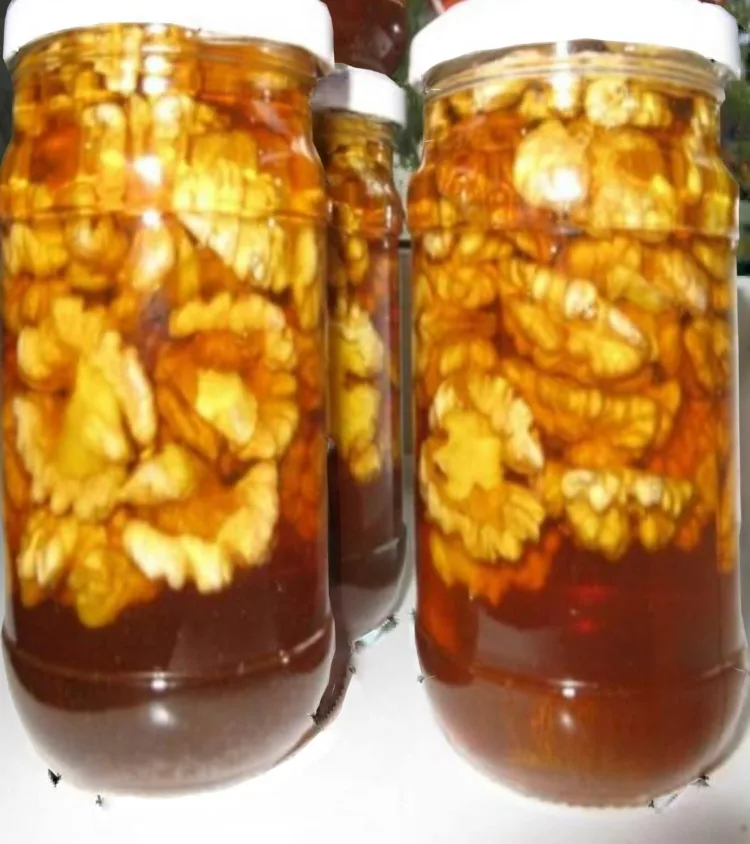 Miere cu nuci ! Remediu naturist pentru dureri de cap, tensiune arterială crescuta, anemie si ulcer gastric.. Iata cum..