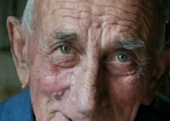 Bărbatul și-a dus tatăl la azilul de bătrâni. Întors acasă, fiul său de doar 5 ani i-a pus o întrebare care l-a lăsat fără cuvinte.